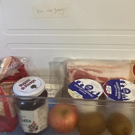 Bed & Breakfast Cheerful Room, Sharing Kitchen In A Cosy Family Art House, Ideal For One Person Or Couple *