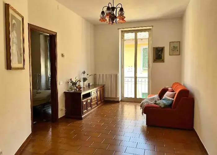 Cheerful Room, Sharing Kitchen In A Cosy Family Art House, Ideal For One Person Or Couple