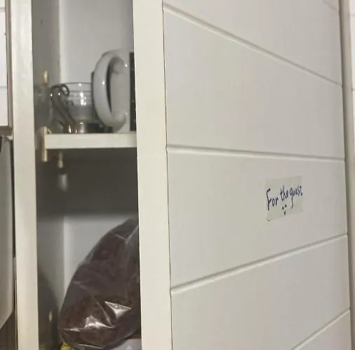 Bed & Breakfast Cheerful Room, Sharing Kitchen In A Cosy Family Art House, Ideal For One Person Or Couple